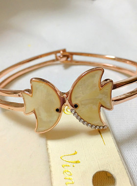 玫瑰金色贝壳水钻镂空防过敏手链