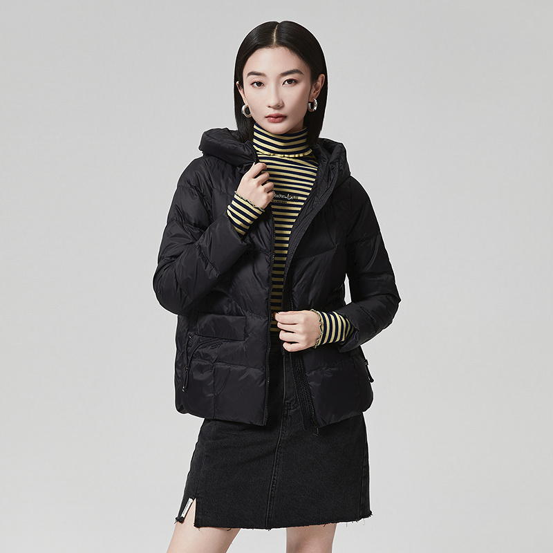 2024年秋季新品轻盈优雅时髦帅气口袋抽绳连帽短羽绒服PD1Y21590L