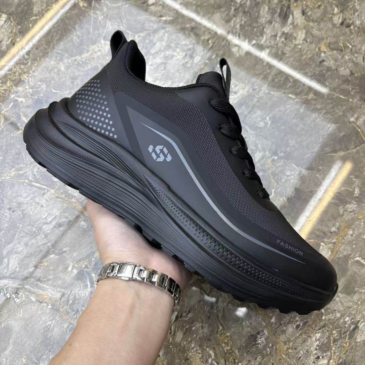 百搭黑色皮面舒适男鞋