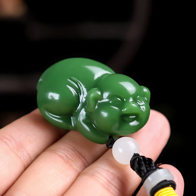 天然新疆和田玉碧玉招财小猪手把件菠菜绿玉石生肖猪护身挂件把件
