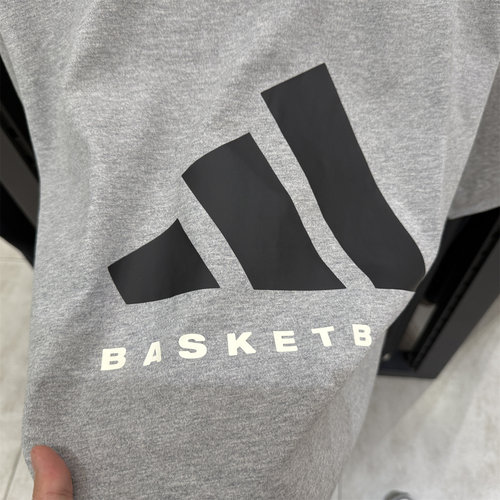 Adidas阿迪达斯2026春中性棉质篮球宽大运动半截袖短袖T恤 KB7558