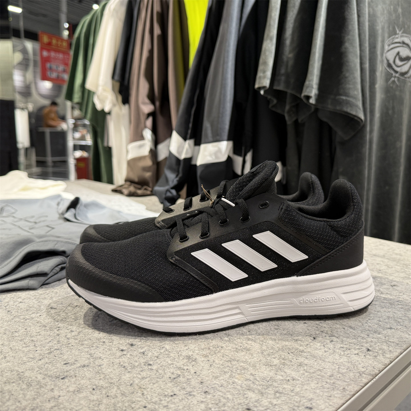 阿迪达斯男鞋正品代购旗舰新款透气休闲跑步鞋男士运动鞋FW5717