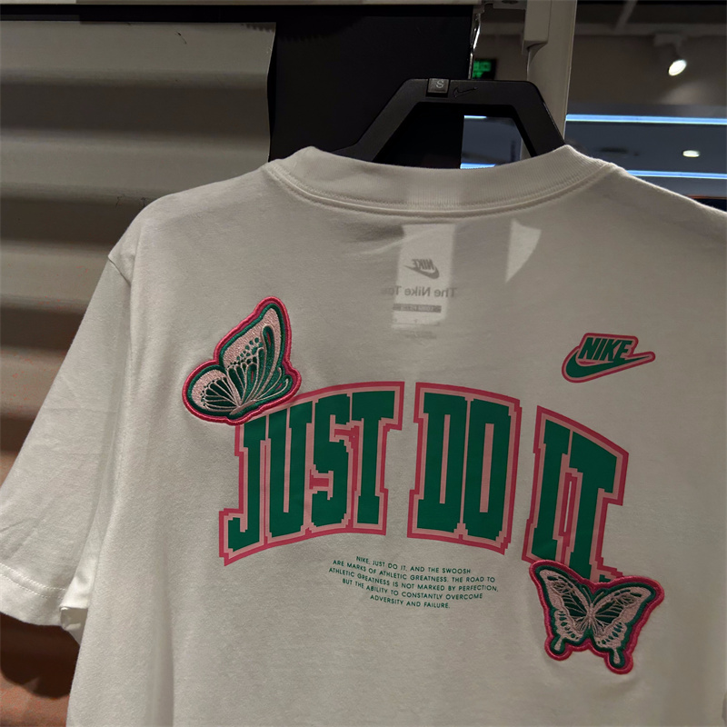 NIKE官方OUTLETS 女子T恤纯棉宽松刺绣贴片柔软舒适学院风FD2548