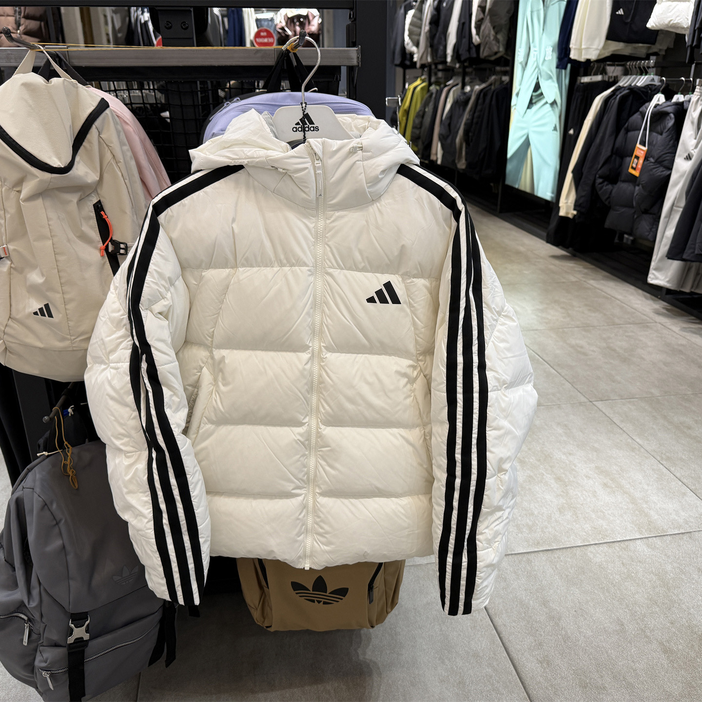 Adidas阿迪达斯男子三条杠休闲保暖连帽羽绒服外套KC2494 KC2493