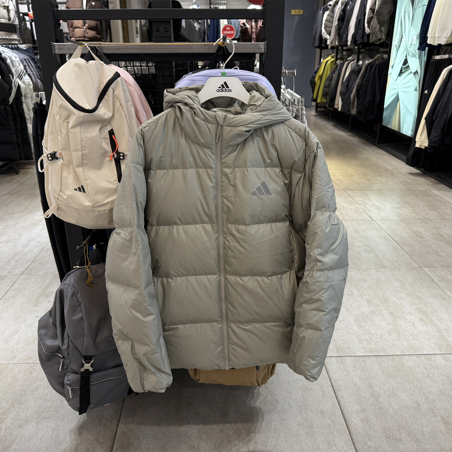 adidas阿迪达斯 经典款防风保暖连帽羽绒服 KC2477 KC2478 KC2479