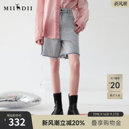 牛仔短裤，特殊洗水处理做出条纹装饰效果