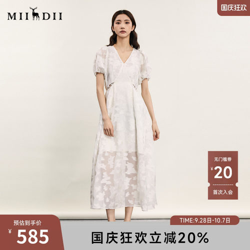 立体提花面料，透与实的交织，版型包容性强
