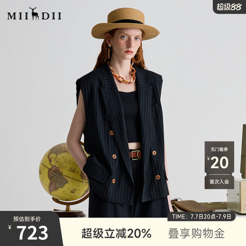 经典蓝条纹西装马甲光泽柔和，干练职场风。
