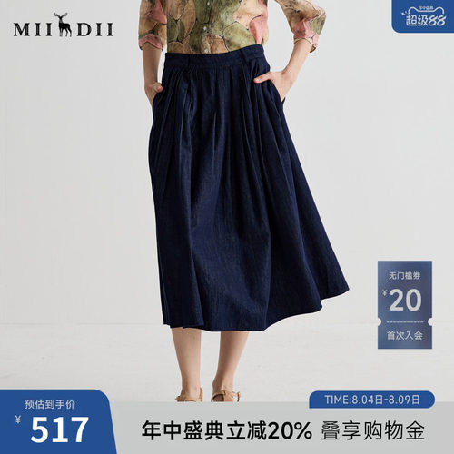 简洁包容，压褶细腻，后腰撞钉设计