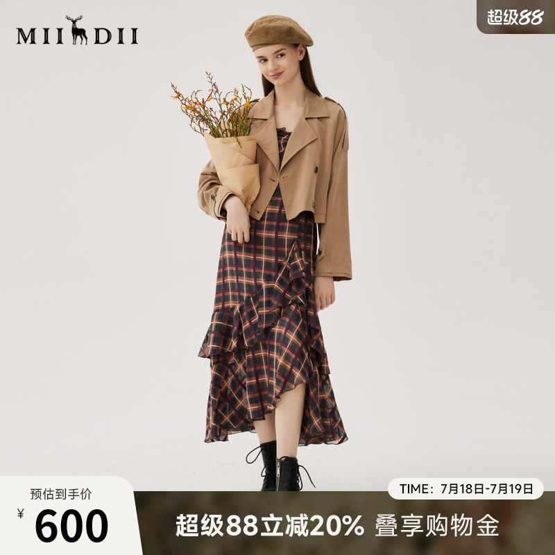 前胸褶皱与荷叶边增加俏皮感，后幅打揽