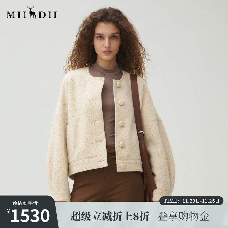 高羊毛含量，蓬松绒感，无领百搭，面包扣