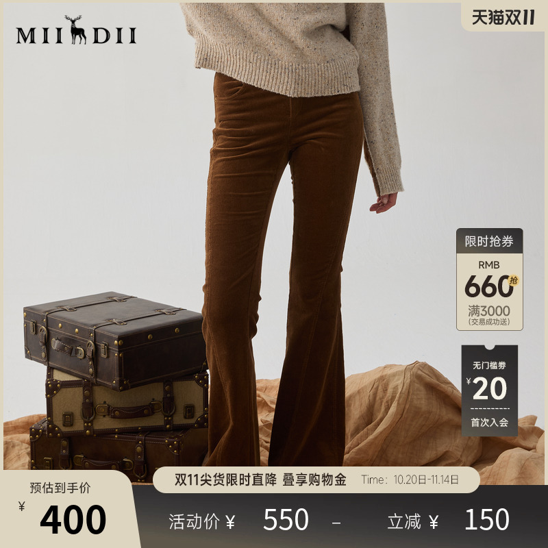 灯芯绒修身喇叭裤，搭配出复古摩登的时尚感