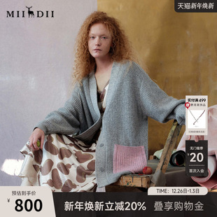 女251MZ0317 2025春俏皮软语V领大口袋拼接毛衫 谜底中长款 针织开衫