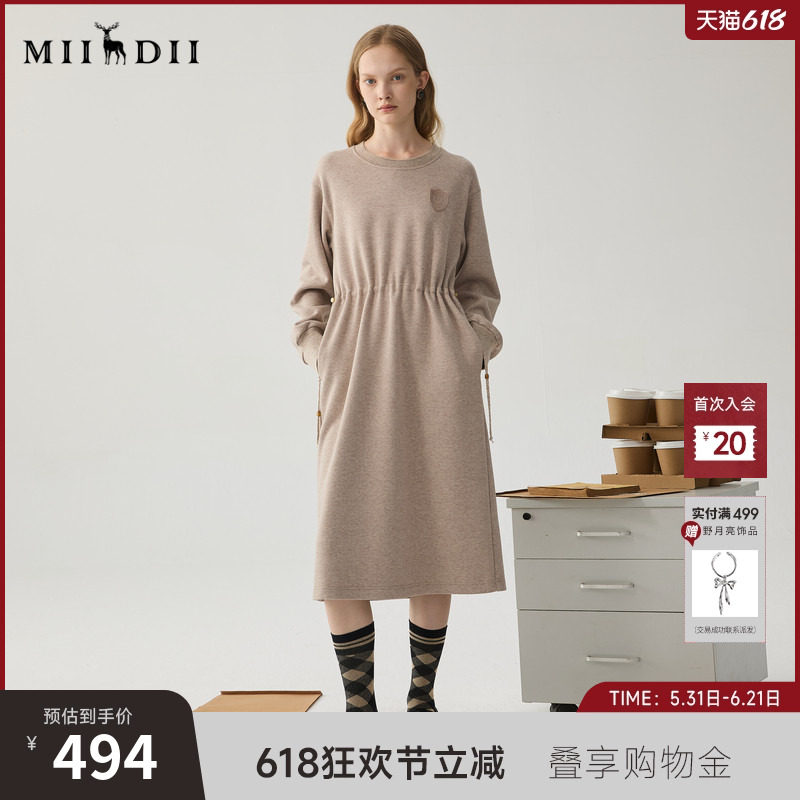 谜底卫衣裙长袖女冬新品休闲风套头抽绳收腰连衣裙244ML1621