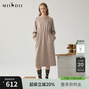 谜底卫衣裙长袖 休闲风套头抽绳收腰连衣裙244ML1621 女冬新品