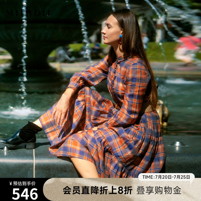 印花格子复古浪漫，超长裙摆设计