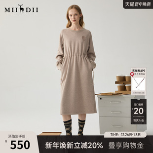 谜底卫衣裙长袖 休闲风套头抽绳收腰连衣裙244ML1621 女冬新品