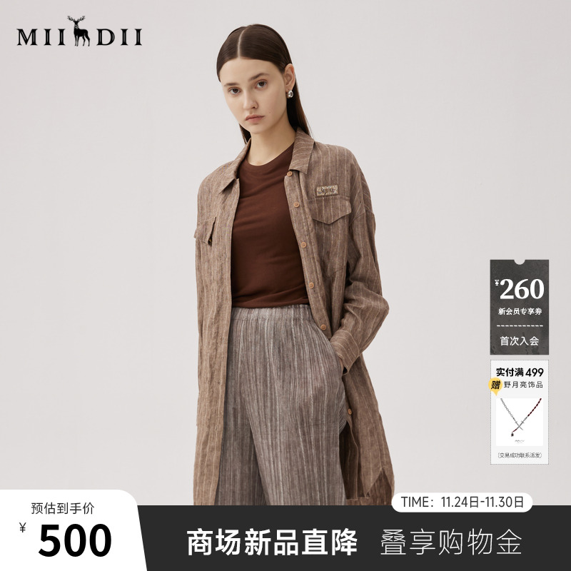 前胸装饰谜底定制唛标点亮细节，宽松版型