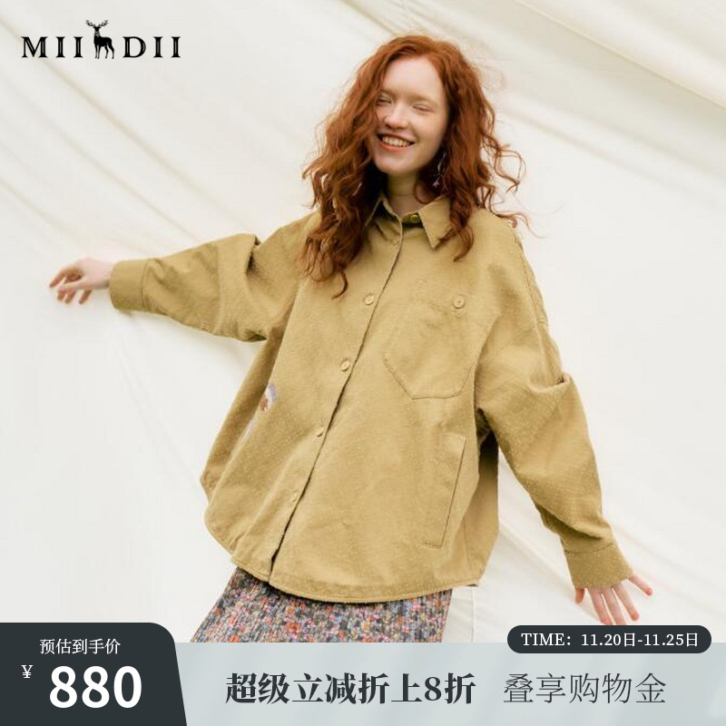 落肩宽松廓形，带出松弛的穿衣风格