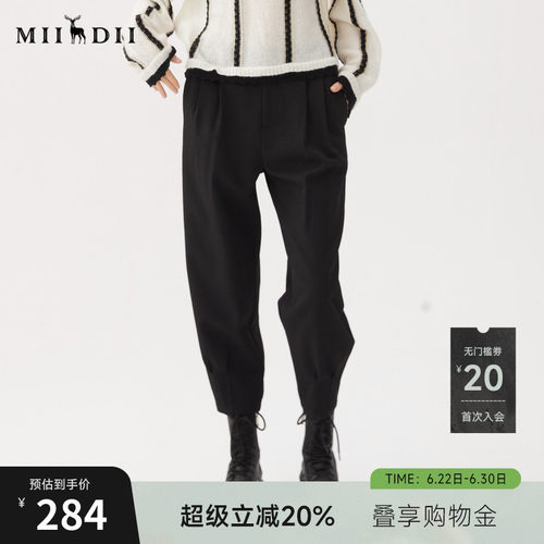 裤身版型宽松优化腿部线条，裤脚压褶设计