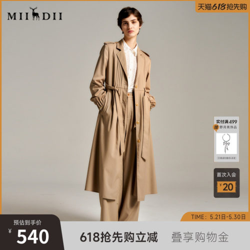 知性翻领风衣，材质顺滑，版型利落