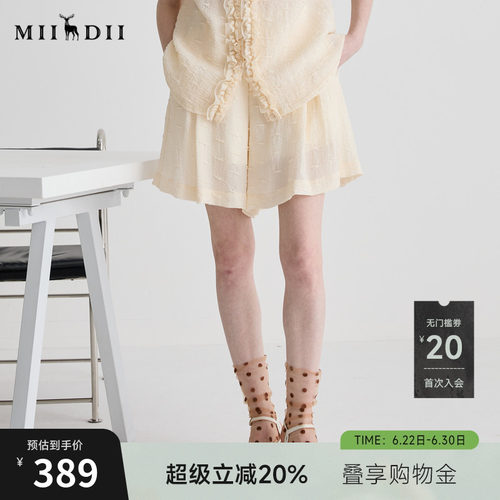 艺术褶皱材质，五分阔裤，彰显设计价值。