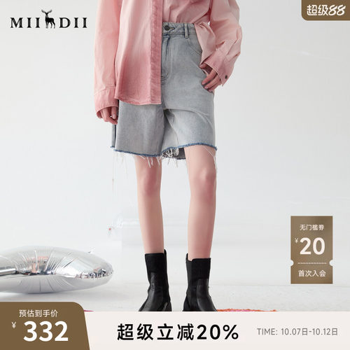 牛仔短裤，特殊洗水处理做出条纹装饰效果