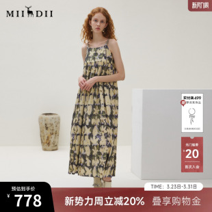 谜底吊带连衣裙女2025秋回归乡野度假风原创花卉印花裙253ML1013