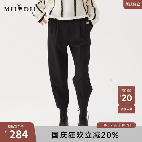 裤身版型宽松优化腿部线条，裤脚压褶设计