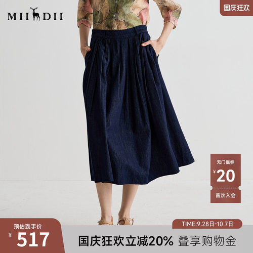 简洁包容，压褶细腻，后腰撞钉设计
