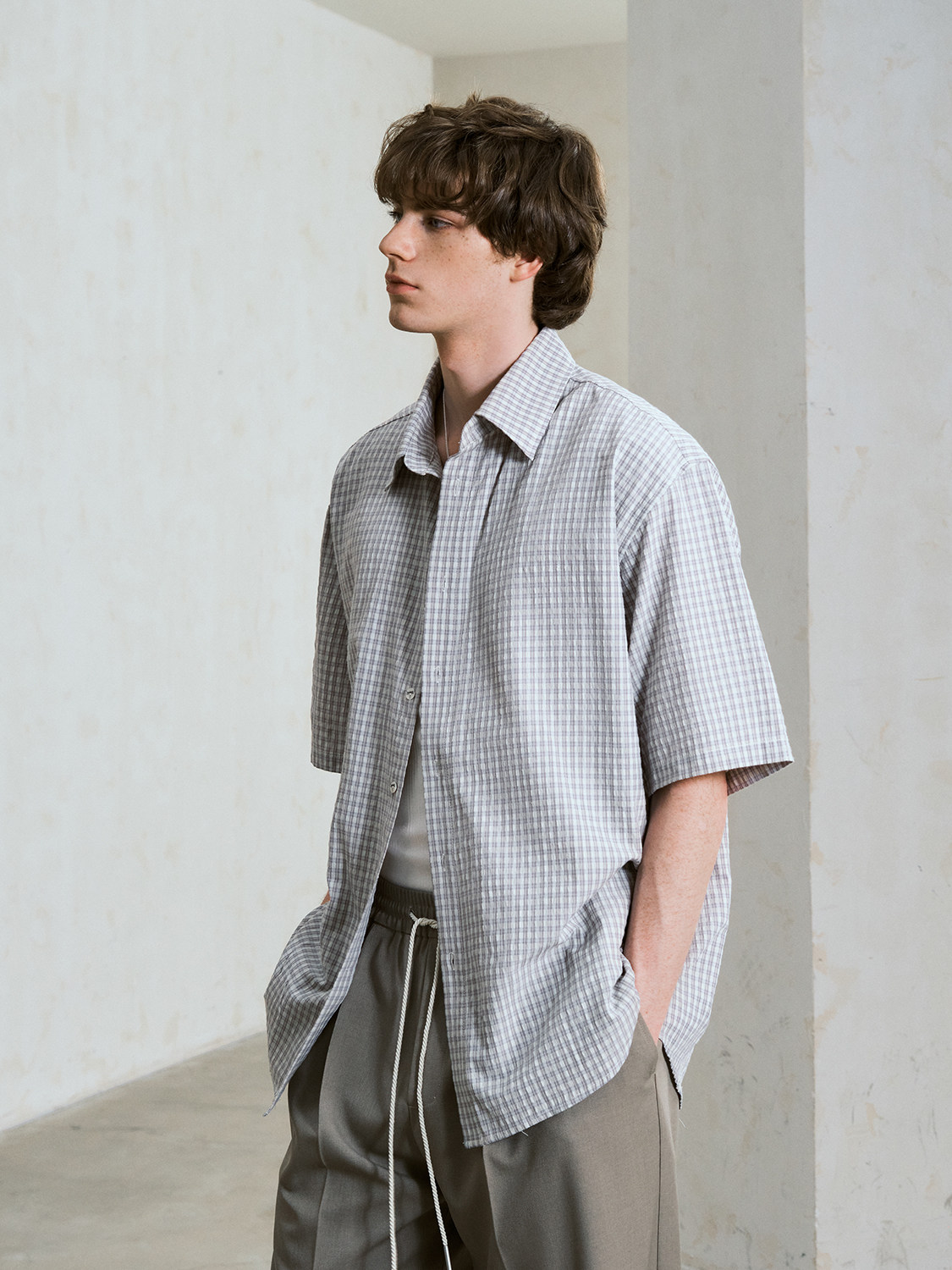 Lilbetterの質感のあるシーサッカーチェック柄半袖シャツ夏用シンプルでスタイリッシュなルーズラグジュアリーフィットシャツ