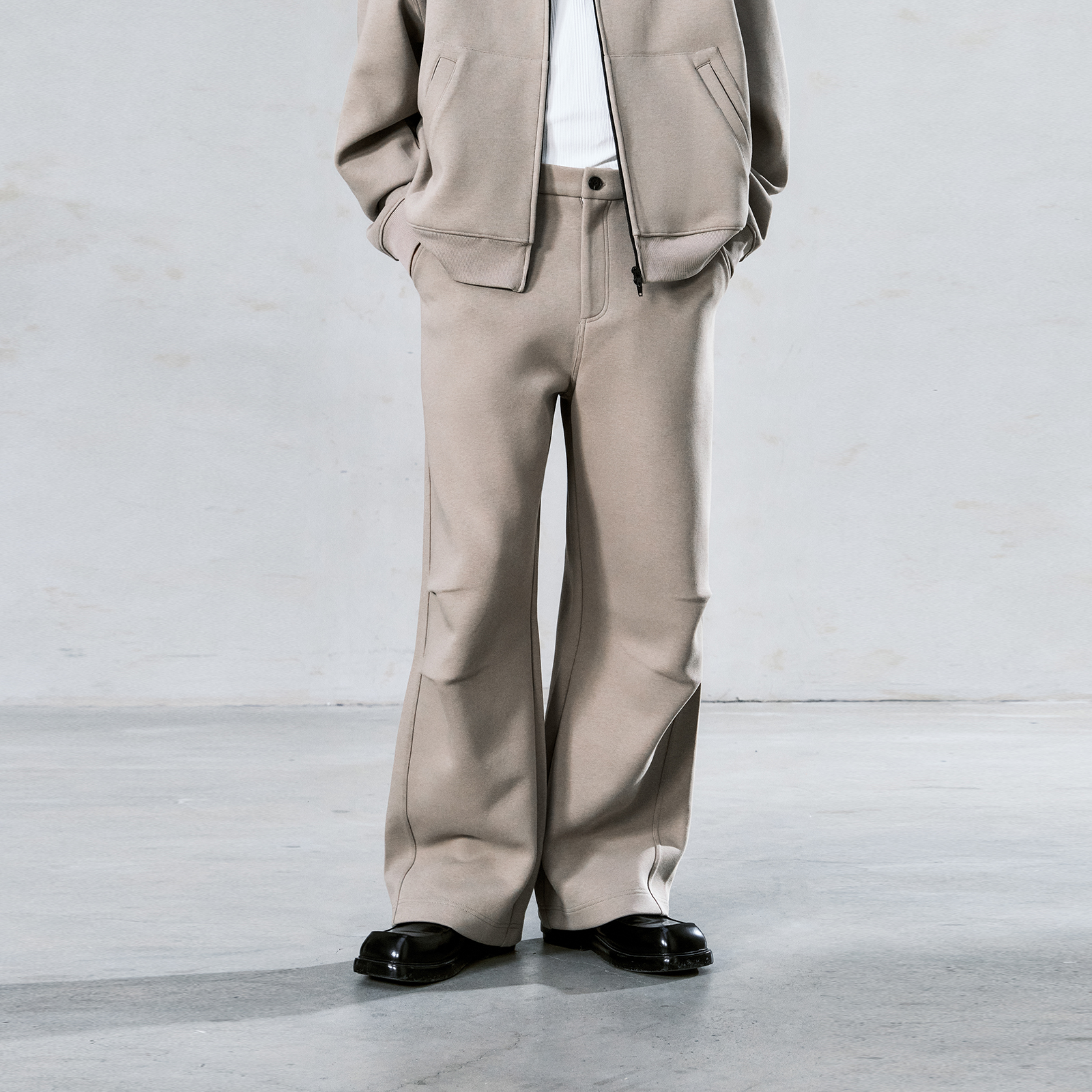 Lilbetter挺括立体感打褶设计休闲卫裤运动裤子秋季宽松微喇长裤 - 封面