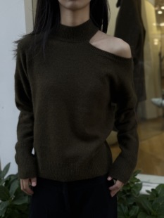 全羊毛苔藓绿橄榄绿超显白露肩设计宽松休闲长袖针织毛衣女