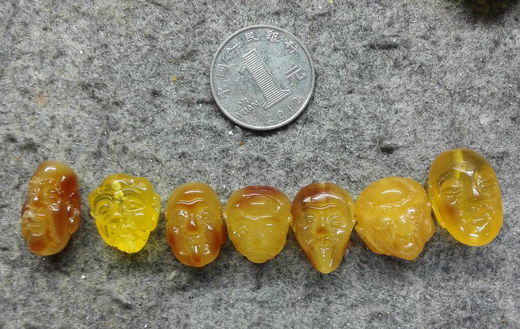 蜜蜡 金珀 罗汉 小雕件 背云 地主佛头 尺寸见对比图 Z24