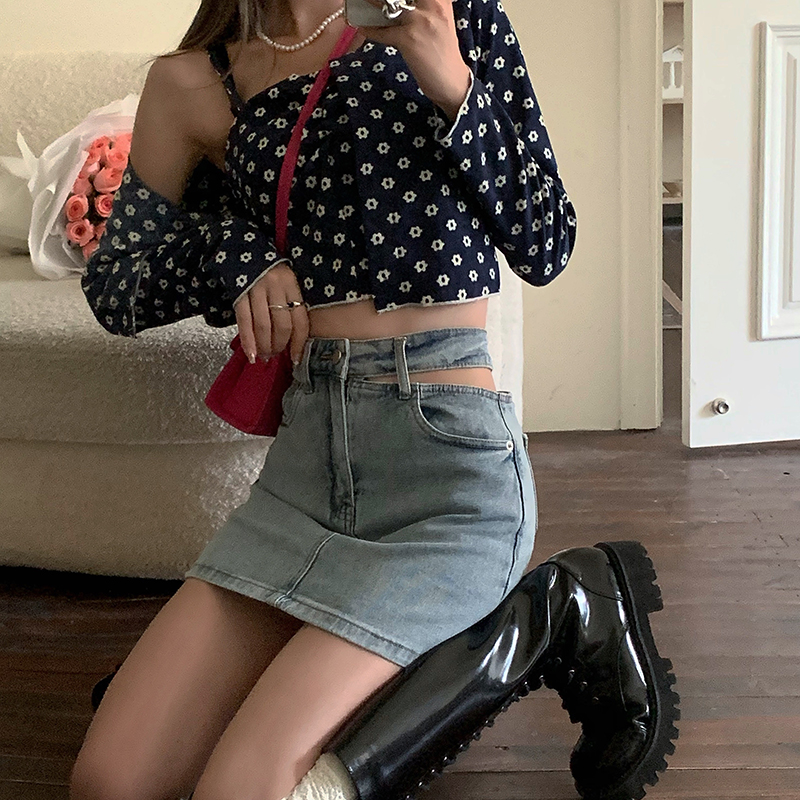 Real price design with hollow waist and buttocks denim skirt