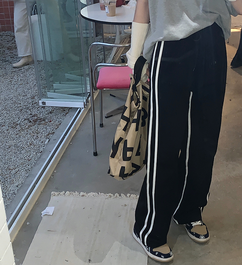 The real price is slim and versatile, the side stripe is loose and wide leg sports casual pants