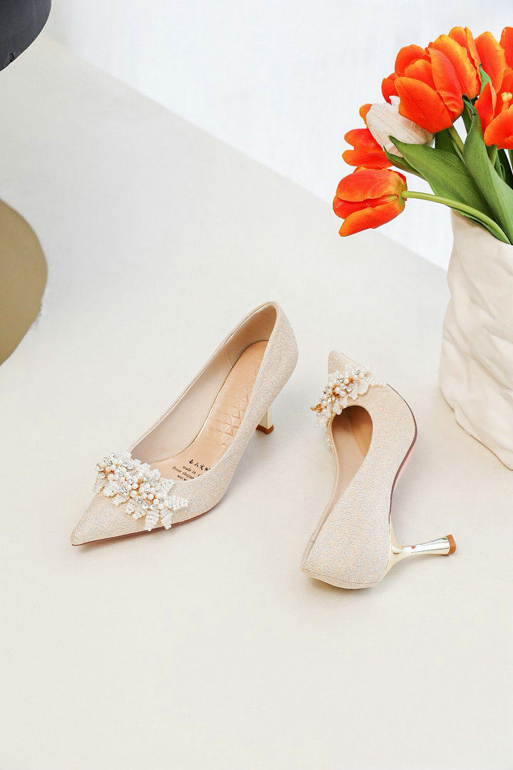 香槟色婚鞋女2025新款高级感新娘鞋不累脚法式特材订婚高跟鞋结婚