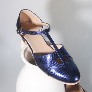 平跟真皮大底摇摆舞鞋 复古风金属蓝色包头女镂空百搭丁字单鞋 法式