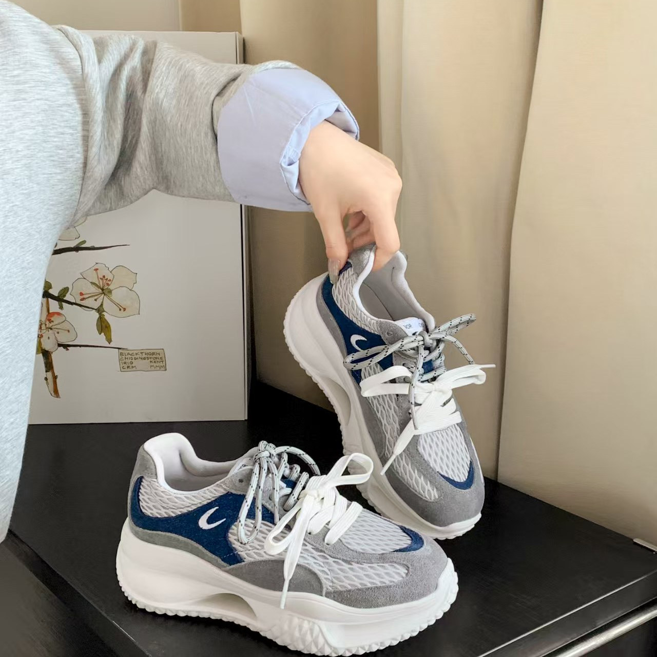漫步2025秋季新款拼色复古增高松糕跟厚底女式休闲老爹鞋时尚舒适