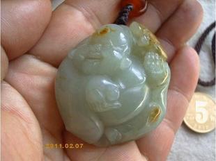 包真和田青白玉棗紅皮籽料牌原石手把件掛件吊墜巧雕促銷 福在眼前