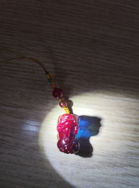 中东蜜蜡貔貅雕刻手机链手机坠紫面蓝精灵变色款吊坠饰品老料