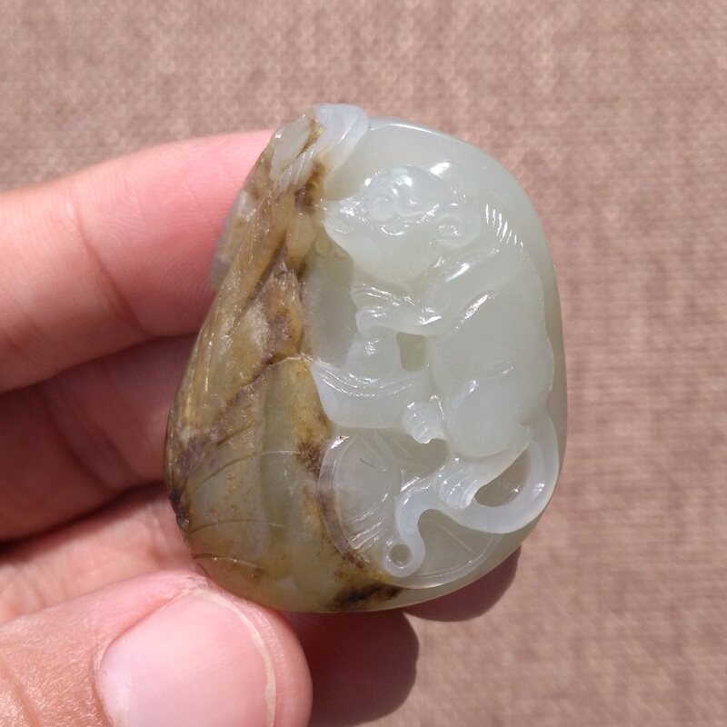 新疆和田玉籽料生肖鼠吊坠