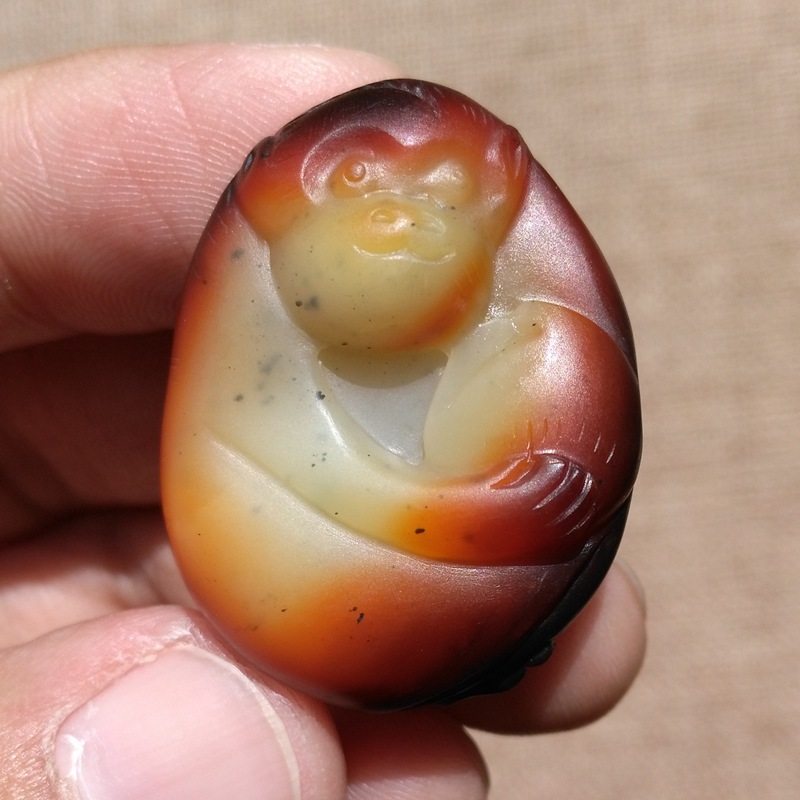 新疆和田玉籽料生肖猴吊坠真皮天然红沁白玉灵猴献寿挂件男女款