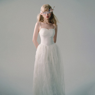 白色吊带网纱连衣裙2026冬季新款时尚潮流仙气艺考演出礼服