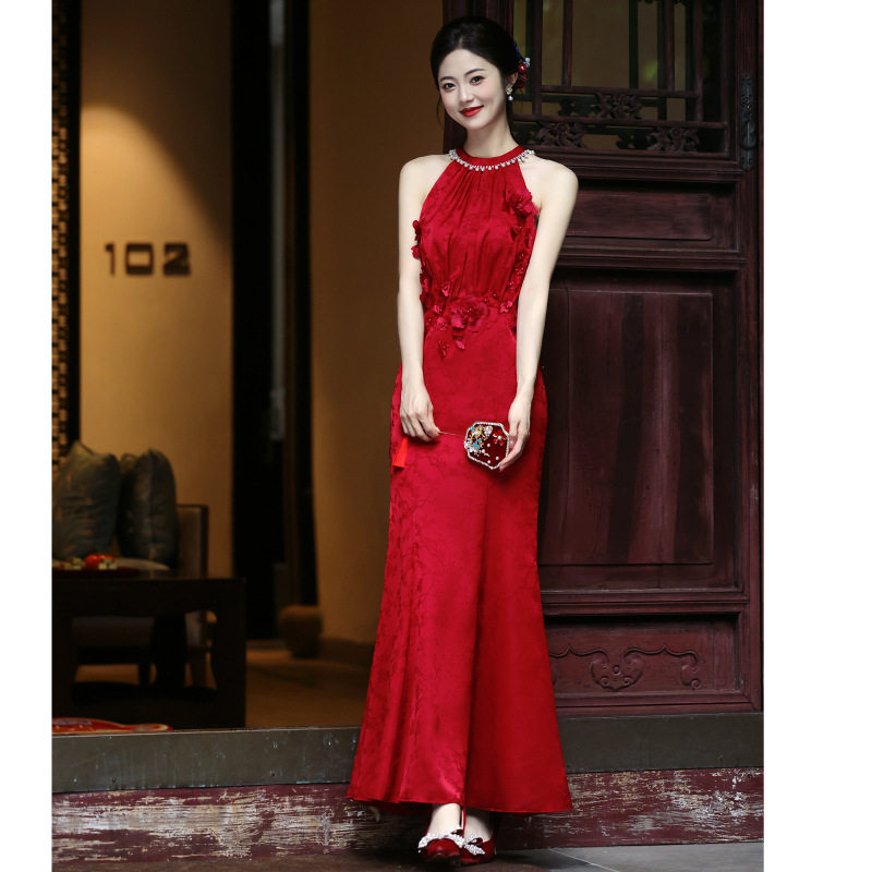挂脖敬酒服新娘2026新款冬季修身鱼尾简单订婚红色晚礼服女