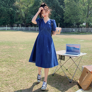 法式复古V领泡泡袖牛仔连衣裙女夏2025年新款质感高级感显瘦裙子图片