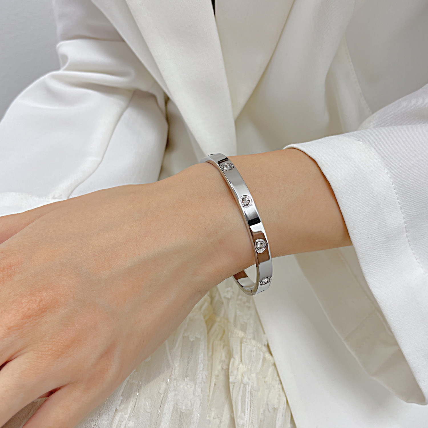 KOREAN VERSION OF FASHION AND VERSATILE TRENDY STAINLESS STEEL BRACELET JEWELRY LIGHT LUXURY NICHE TEMPERAMENT TITANIUM STEEL BRACELET WOMENS JEWELRY 1046