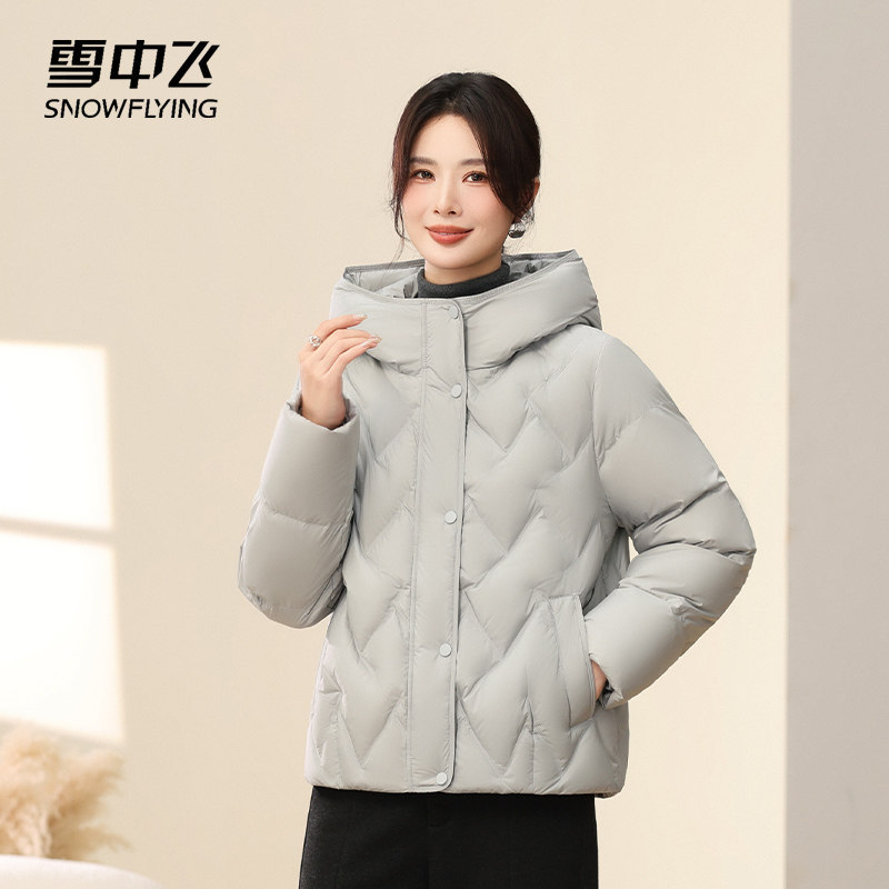 雪中飞冬新款妈妈显瘦羽绒服