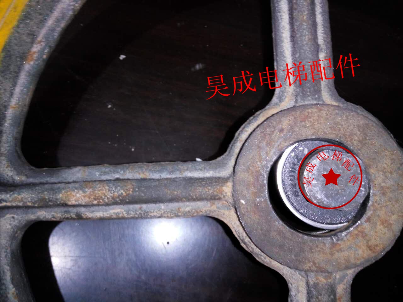 厂电梯配件 地坑涨绳轮 涨紧轮 轴承型号是6201绳经8个轮内径24销