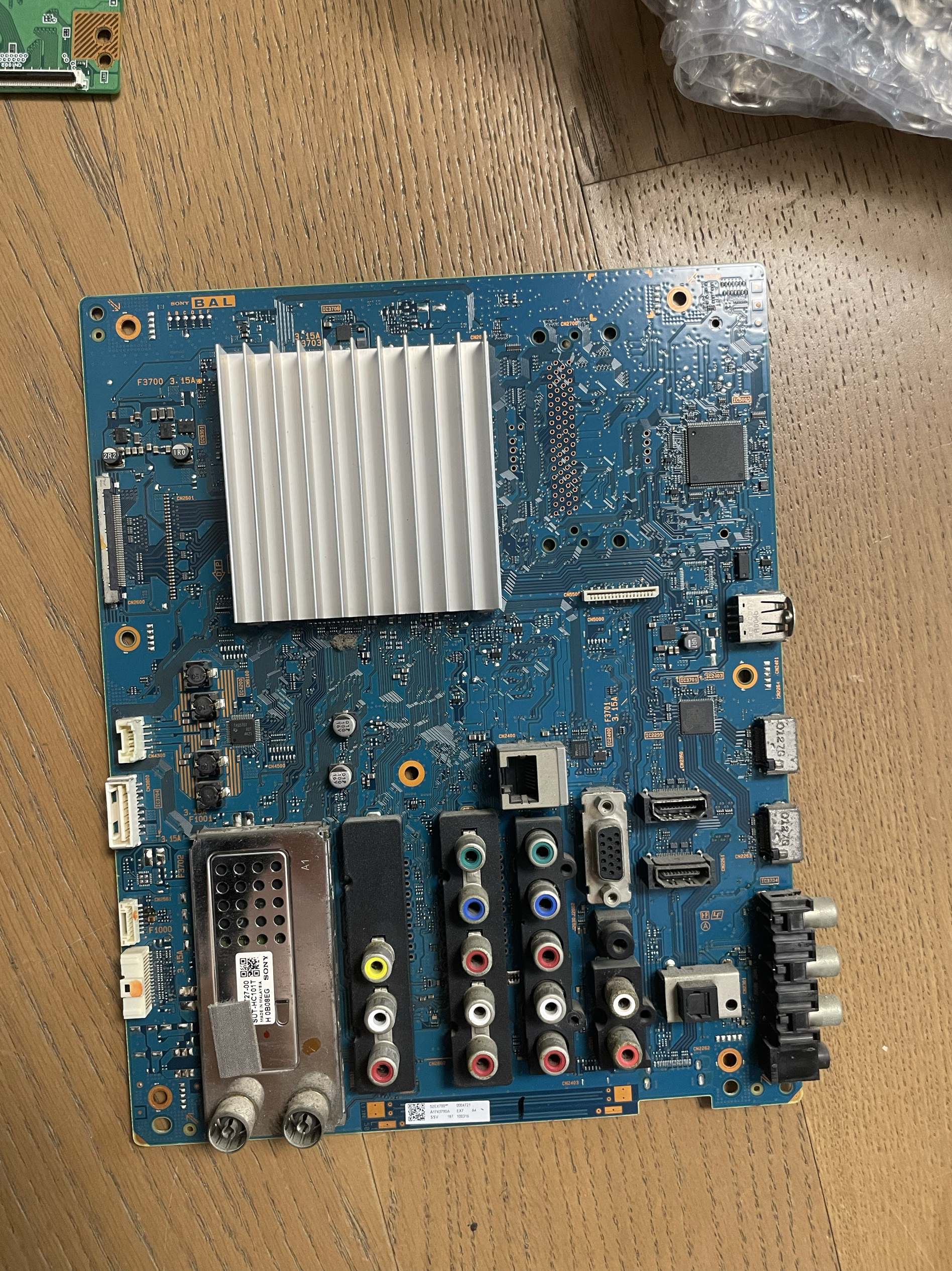 原装索尼 KDL-52EX700电视主板1-881-636-11屏LK520D3LB1S 实物图